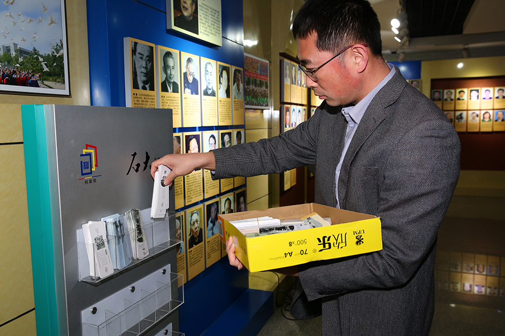 档案馆工作人员放置标签